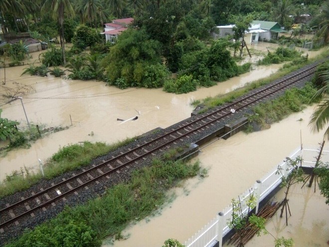 Nhà cửa bị vây trong biển nước ở Khánh Hòa nhìn từ trên cao - Ảnh 2.