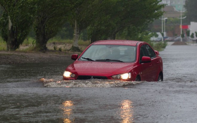 Những quy tắc vàng cần biết khi lái xe trong thời tiết mưa bão - Ảnh 3.