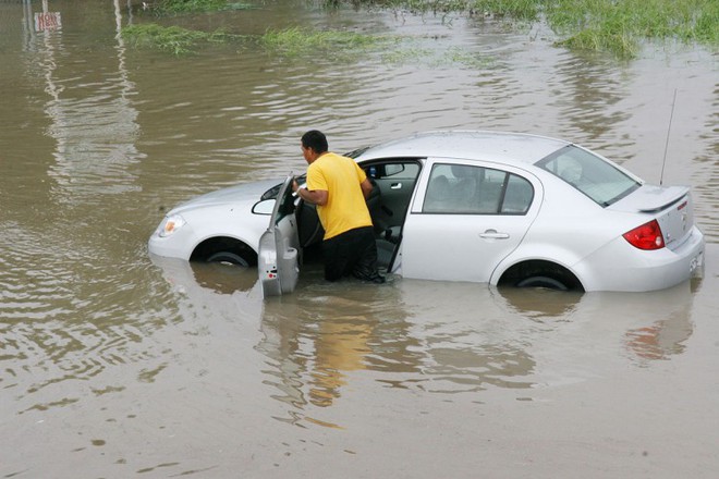 Những quy tắc vàng cần biết khi lái xe trong thời tiết mưa bão - Ảnh 4.