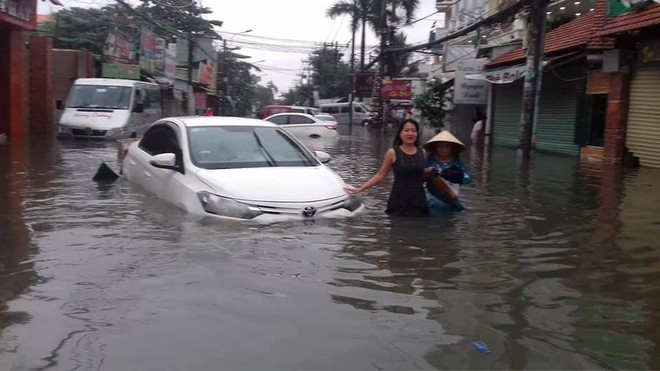 Xe hơi nằm la liệt khắp phố TP.HCM do ngập nước chết máy - Ảnh 6.