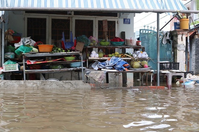 Dân TP. HCM đi chợ bằng xuồng sau bão số 9 - Ảnh 8.