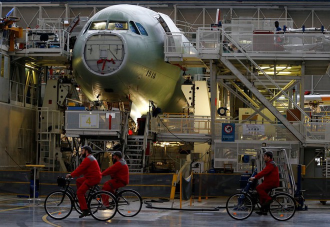 24h qua ảnh: Công nhân đạp xe trong xưởng sản xuất máy bay Airbus - Ảnh 2.