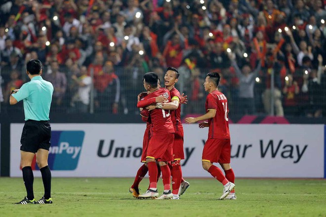 Làm khán giả, HLV Singapore tiên tri trận chung kết giữa Việt Nam và Thái Lan - Ảnh 2.