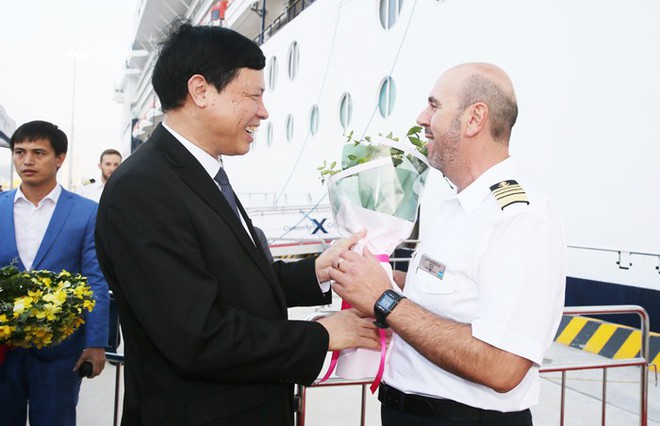Tàu du lịch 5 sao chở hơn 3.000 du khách cập cảng tàu khách quốc tế đầu tiên của Việt Nam - Ảnh 2.