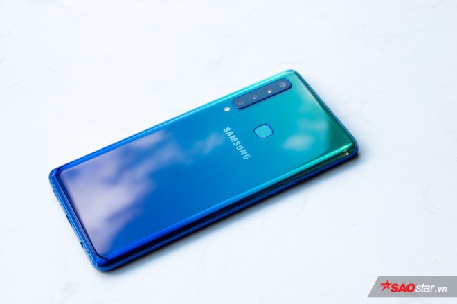 Mở hộp Samsung Galaxy A9 (2018): Màu sắc đẹp khó cưỡng, cụm 4 camera độc đáo! - Ảnh 2.
