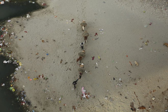 24h qua ảnh: Bão cát quái vật nuốt chửng thành phố Trung Quốc - Ảnh 9.