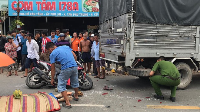 Tông vào xe tải đang lùi từ trong nhà ra, 2 thanh niên thương vong ở Sài Gòn - Ảnh 1.