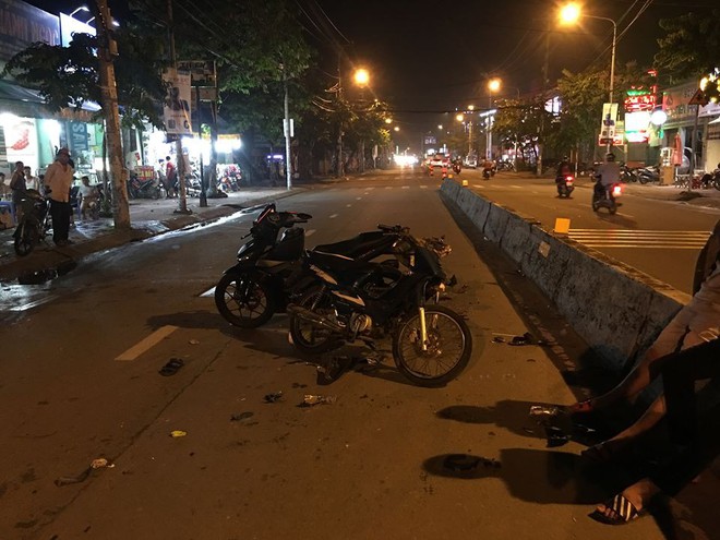 Hai xe máy đối đầu ở Sài Gòn, 2 thanh niên cùng 1 cô gái nhập viện  - Ảnh 1.