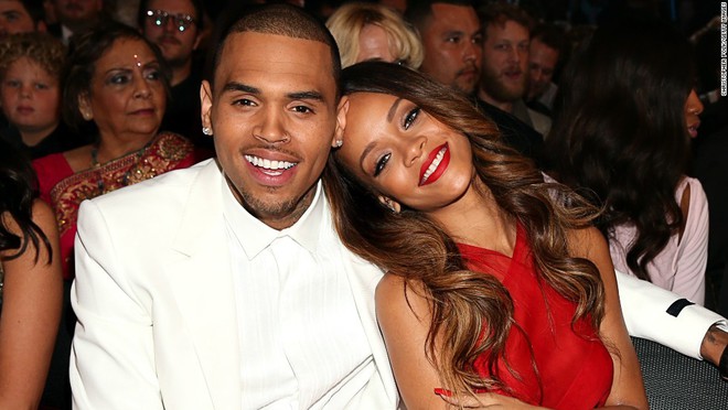 Dân tình phẫn nộ vì Chris Brown vẫn quấy rối Rihanna sau vụ đấm bạn gái bầm mặt rách môi - Ảnh 1.