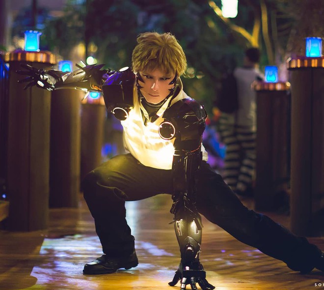 Đẳng cấp cosplay hơn cả kỹ xảo Hollywood: Hóa thành Genos (One Punch Man) tung chưởng khói lửa như thật - Ảnh 1.