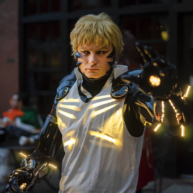 Đẳng cấp cosplay hơn cả kỹ xảo Hollywood: Hóa thành Genos (One Punch Man) tung chưởng khói lửa như thật - Ảnh 2.