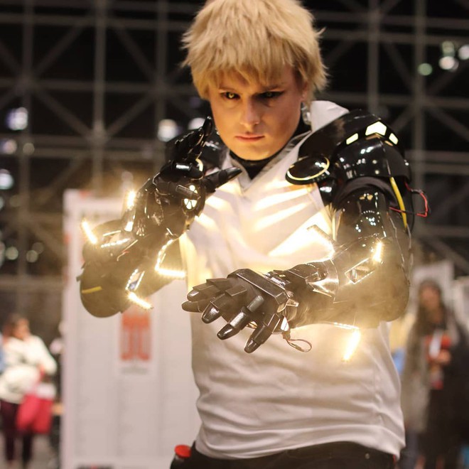 Đẳng cấp cosplay hơn cả kỹ xảo Hollywood: Hóa thành Genos (One Punch Man) tung chưởng khói lửa như thật - Ảnh 3.