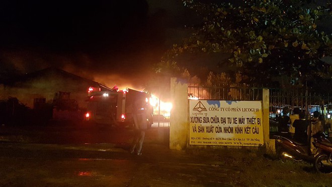 Tiếng nổ lớn phát ra từ đám cháy ở Khu công nghiệp, điều hàng chục xe chữa cháy dập lửa - Ảnh 4.
