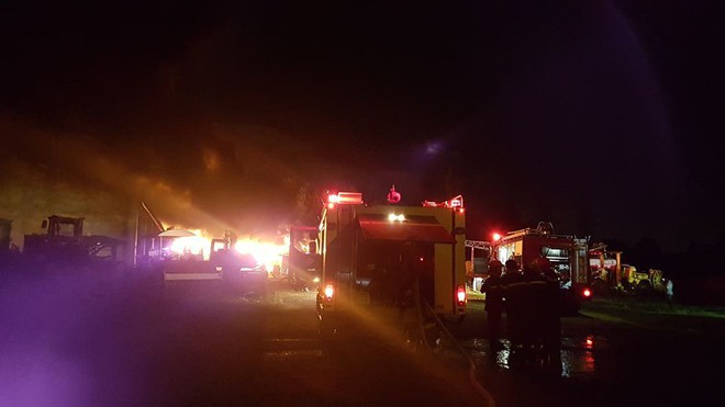 Tiếng nổ lớn phát ra từ đám cháy ở Khu công nghiệp, điều hàng chục xe chữa cháy dập lửa - Ảnh 3.