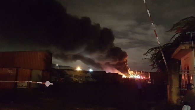 Tiếng nổ lớn phát ra từ đám cháy ở Khu công nghiệp, điều hàng chục xe chữa cháy dập lửa - Ảnh 2.