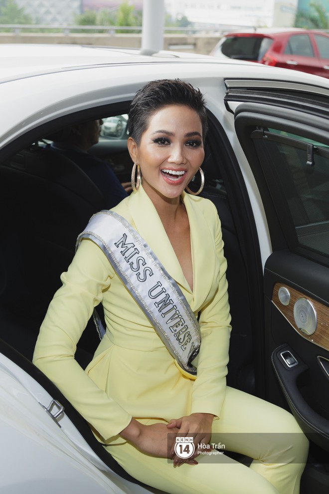 Gia đình HHen Niê diện trang phục người Ê-Đê, tiễn chân con gái bản làng đến Thái tham dự Miss Universe - Ảnh 1.