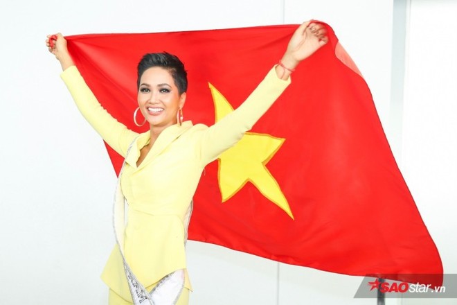 Hoa hậu HHen Niê: Tôi ao ước Việt Nam vô địch AFF Cup 2018 - Ảnh 1.