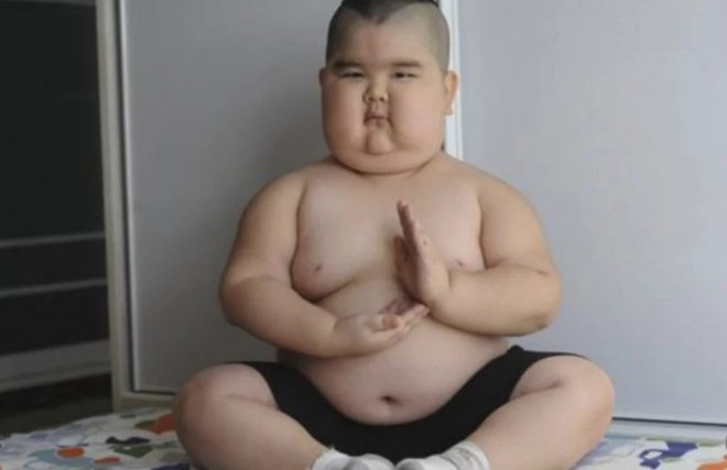 Bé trai có vẻ ngoài giống Đức Phật gây sốt mạng xã hội Trung Quốc - Ảnh 1.