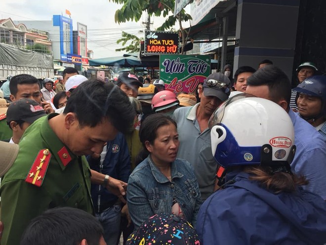 Hàng trăm người bao vây một phụ nữ sau tiếng la hét bắt cóc trẻ em - Ảnh 2.