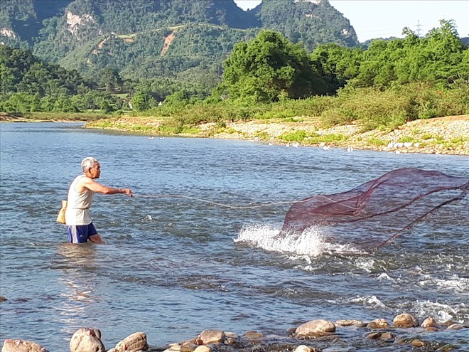 Theo chân đội đèn săn đặc sản chỉ có ở xứ Nghệ - Ảnh 1.