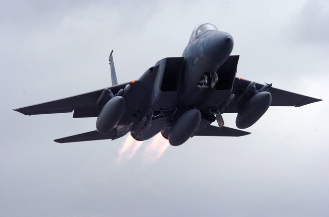 F-15 Mỹ bị lừa vẫn lật ngược thế cờ bắn hạ tiêm kích MiG-29: Trận không chiến nảy lửa - Ảnh 1.