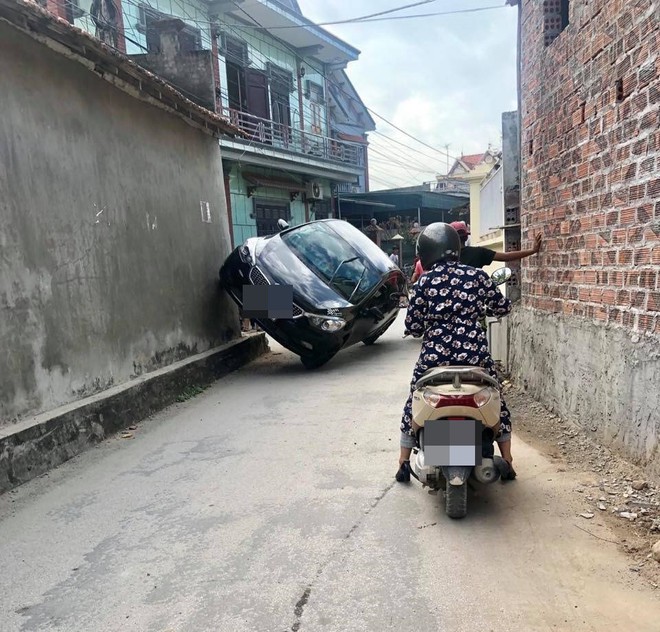 Màn hạ cánh trong ngõ của ô tô khiến dân mạng không ngừng tranh luận - Ảnh 1.