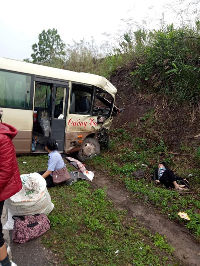 Hiện trường tai nạn ở Quảng Ninh: Người phụ nữ nằm bất động giữa đường, bé trai đổ máu - Ảnh 3.