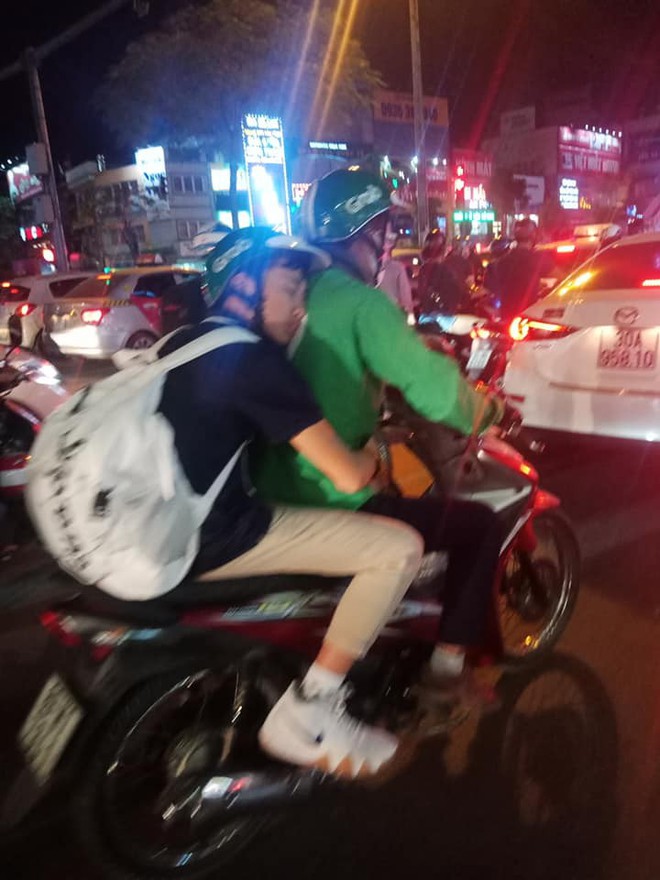 Thanh niên ngủ trên lưng nam tài xế tài xế Grab Bike khiến dân mạng phì cười - Ảnh 1.