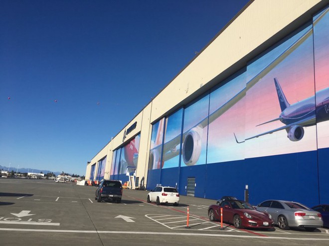 Bên trong nhà máy lắp ráp máy bay lớn nhất thế giới của Boeing - Ảnh 2.
