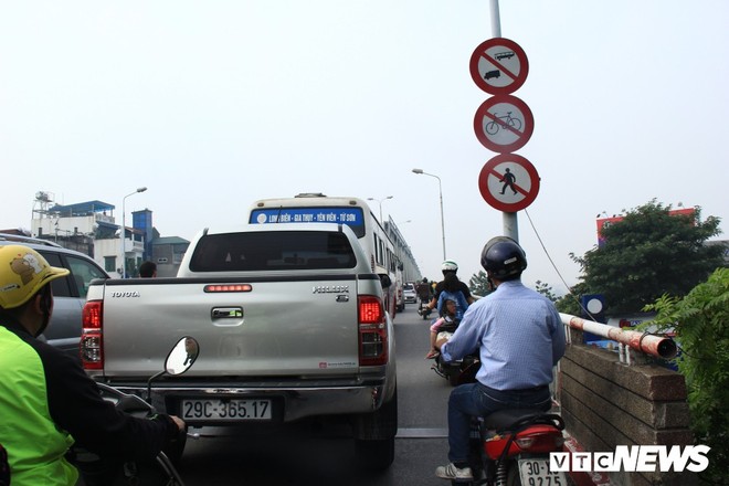 Xe Mercedes lao xuống sông Hồng, 2 người chết: Lực lượng chức năng vẫn tìm kiếm tại hiện trường - Ảnh 1.