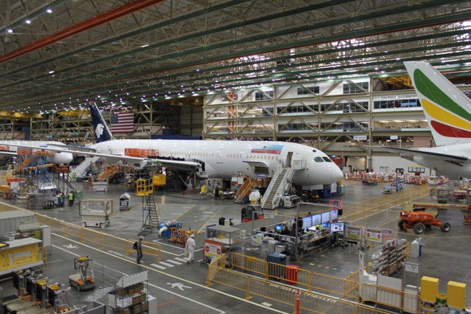 Bên trong nhà máy lắp ráp máy bay lớn nhất thế giới của Boeing - Ảnh 11.