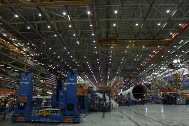 Bên trong nhà máy lắp ráp máy bay lớn nhất thế giới của Boeing - Ảnh 14.