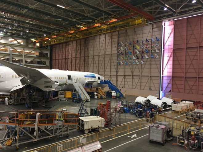 Bên trong nhà máy lắp ráp máy bay lớn nhất thế giới của Boeing - Ảnh 18.