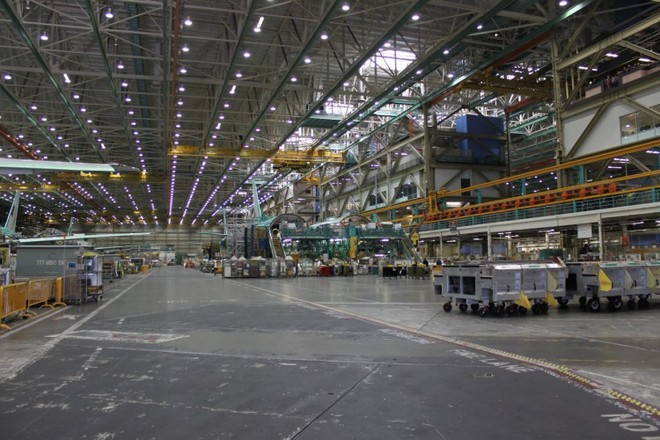 Bên trong nhà máy lắp ráp máy bay lớn nhất thế giới của Boeing - Ảnh 6.