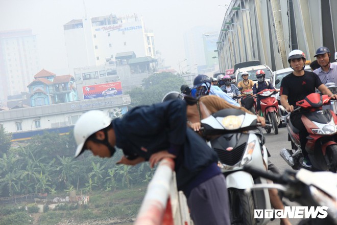 Xe Mercedes lao xuống sông Hồng, 2 người chết: Lực lượng chức năng vẫn tìm kiếm tại hiện trường - Ảnh 8.