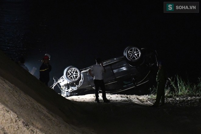 Toàn cảnh vụ trục vớt 2 nạn nhân trong xe sang Mercedes lao xuống sông Hồng - Ảnh 13.