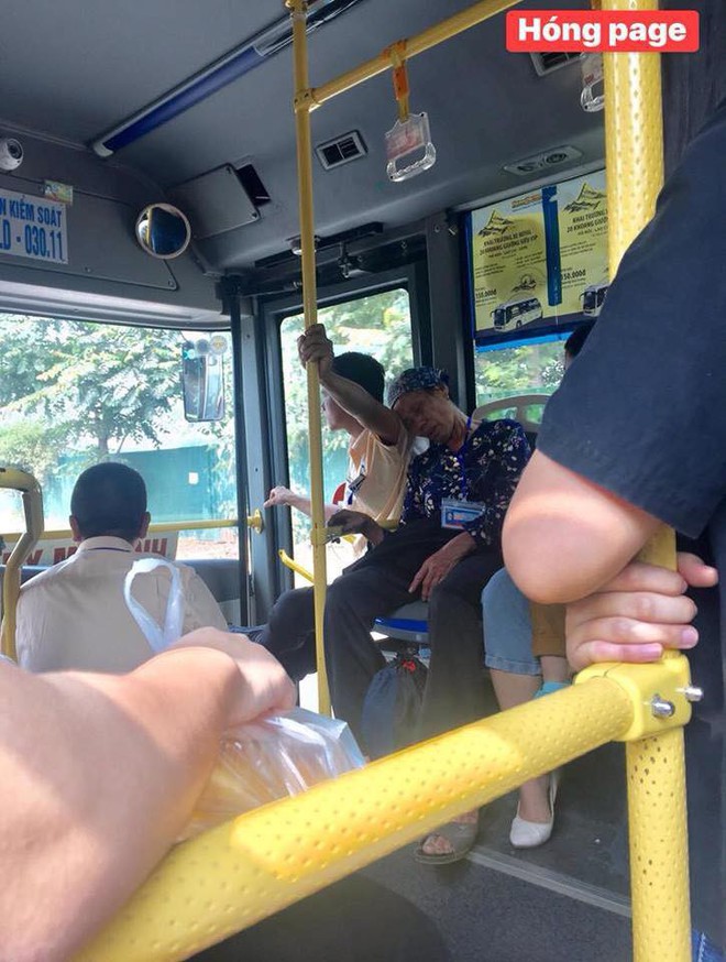 Trên xe buýt, hình ảnh tự tiện của cụ già với nam thanh niên khiến dân mạng chú ý - Ảnh 1.