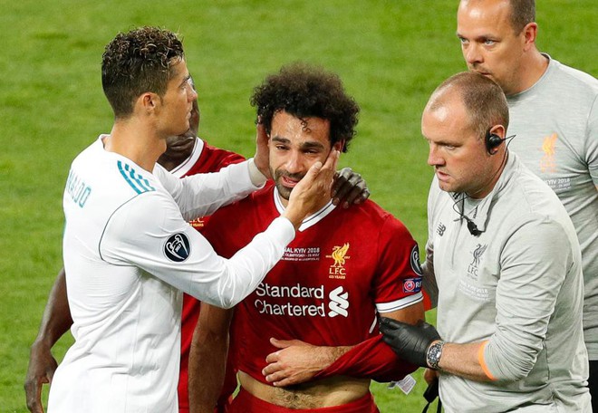 Ronaldo vẫn còn quá may mắn, vì Salah vừa có một bức tượng lạ gấp nhiều lần - Ảnh 4.