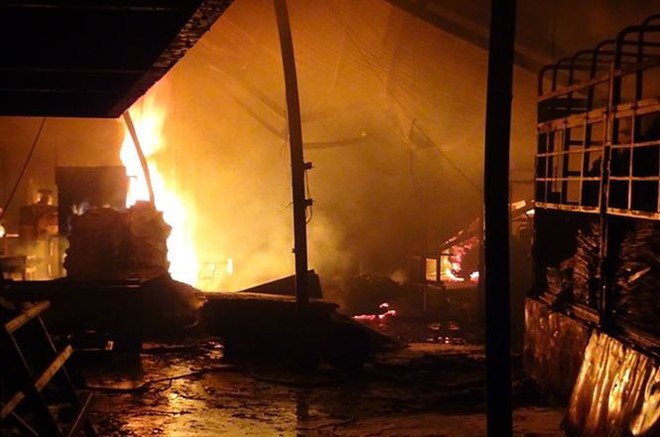 Nhà xưởng rộng hơn 1.000m2 cháy dữ dội, người dân sơ tán trong đêm - Ảnh 1.
