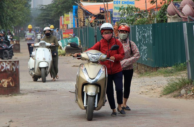 Sau cảnh tượng dậy sóng dư luận, đoàn người vẫn ùn ùn dắt xe ngược chiều trên vỉa hè HN - Ảnh 6.