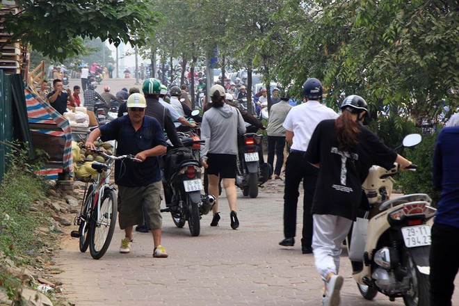 Sau cảnh tượng dậy sóng dư luận, đoàn người vẫn ùn ùn dắt xe ngược chiều trên vỉa hè HN - Ảnh 9.