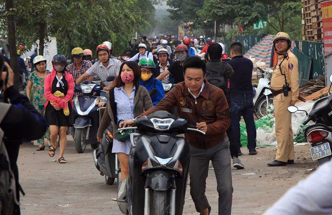 Sau cảnh tượng dậy sóng dư luận, đoàn người vẫn ùn ùn dắt xe ngược chiều trên vỉa hè HN - Ảnh 3.