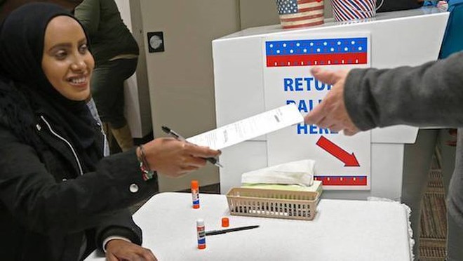 Những hình ảnh đầu tiên về bầu cử giữa nhiệm kì ở Mỹ - Ảnh 7.