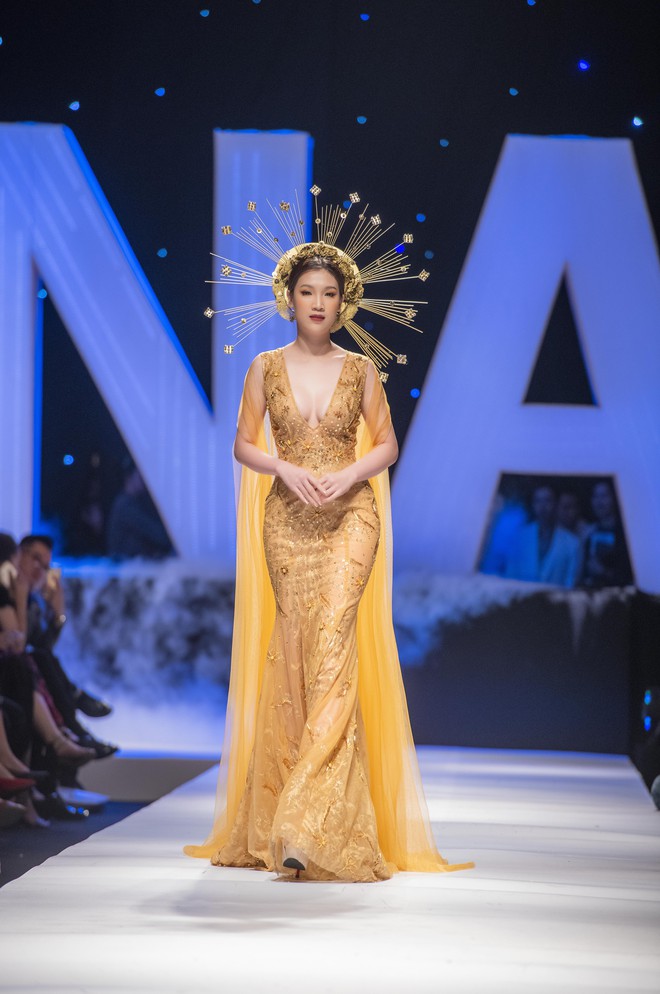 Hoa hậu Thùy Linh lần đầu gợi cảm hết cỡ trên sàn catwalk - Ảnh 1.