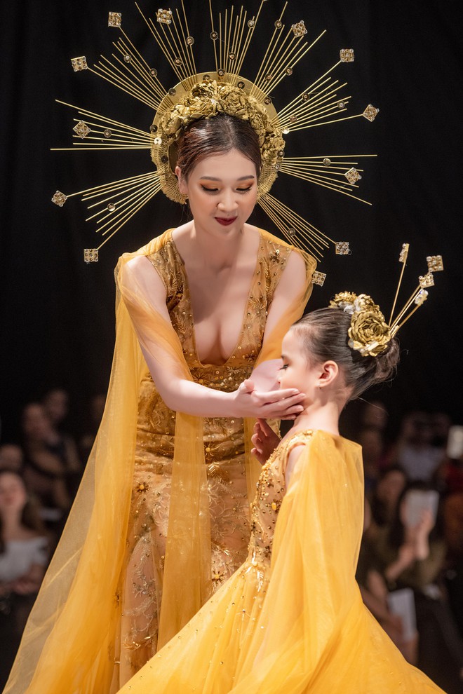 Hoa hậu Thùy Linh lần đầu gợi cảm hết cỡ trên sàn catwalk - Ảnh 3.