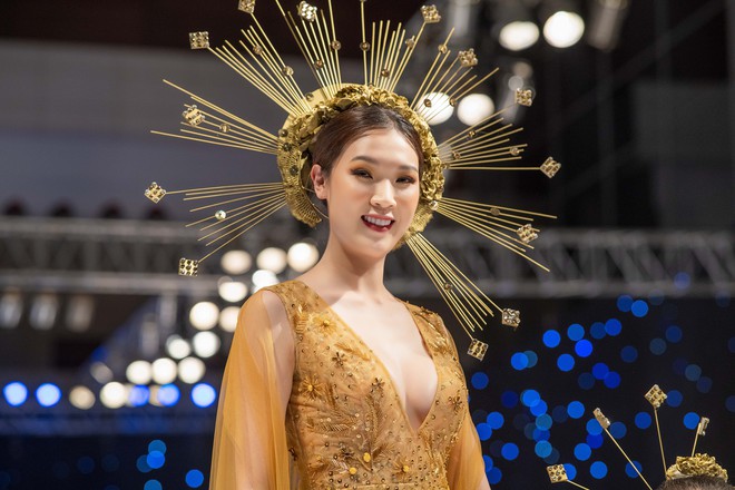 Hoa hậu Thùy Linh lần đầu gợi cảm hết cỡ trên sàn catwalk - Ảnh 6.