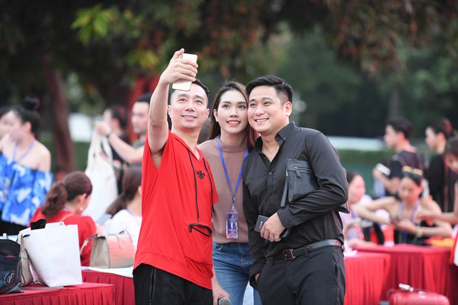 Vợ diễn viên Minh Tiệp trình diễn áo dài tại lễ công bố giải đua xe F1 - Ảnh 3.