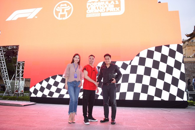Vợ diễn viên Minh Tiệp trình diễn áo dài tại lễ công bố giải đua xe F1 - Ảnh 2.