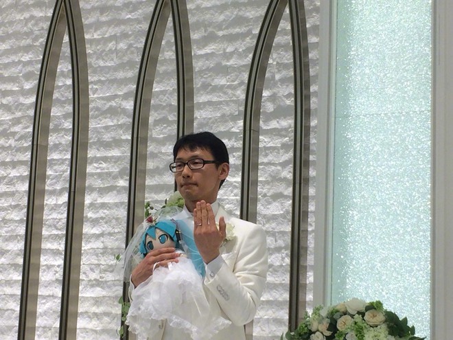 Một thanh niên Nhật Bản 35 tuổi vừa kết hôn với nữ danh ca ảo đình đám Hatsune Miku - Ảnh 1.