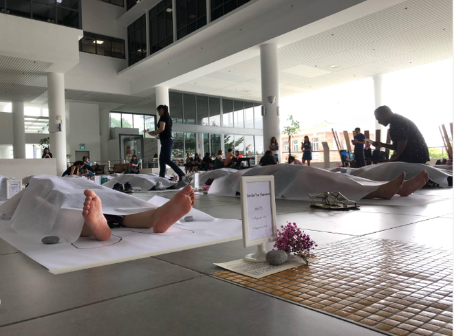 Trường đại học Singapore cho sinh viên giả vờ nằm đắp chiếu ra đi chân lạnh toát để trải nghiệm cái chết - Ảnh 2.